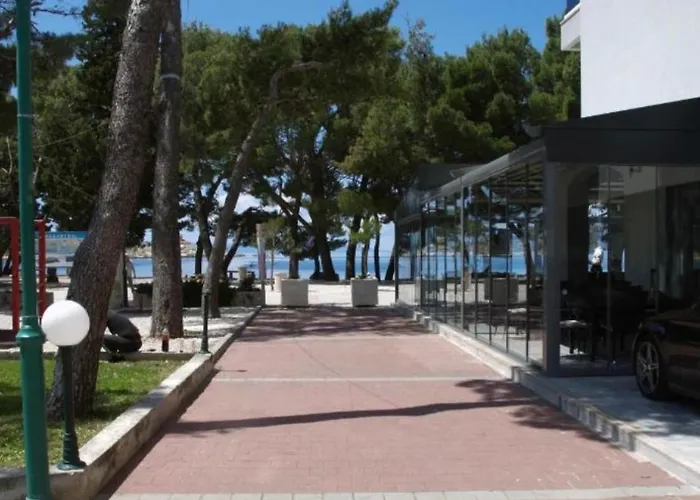 J&b - Beachside Makarska