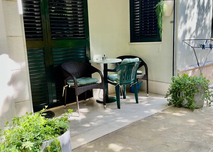 J&b - Beachside ماكارسكا